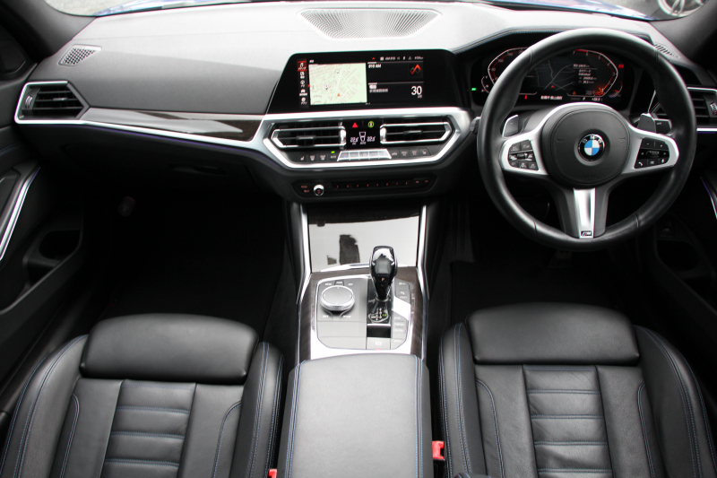 BMW 3シリーズ 320i Mｽﾎﾟｰﾂ ﾃﾞﾋﾞｭｰ&ｲﾉﾍﾞｰｼｮﾝ&ｺﾝﾌｫｰﾄP ﾋｰﾀｰ黒革 HUD ｼﾞｪｽﾁｬｰC ｵﾌﾟｼｮﾝ19AW 電動ﾄﾗﾝｸ Hifiｽﾋﾟｰｶｰ BMWﾗｲﾌﾞｺｯｸﾋﾟｯﾄ 置くだけ充電 LEDﾍｯﾄﾞﾗｲﾄ ｱﾝﾋﾞｴﾝﾄﾗｲﾄ 追従ACC ｽﾃｱﾘﾝｸﾞｻﾎﾟｰﾄ Applecarplay対応 ﾀｯﾁ画面ﾅﾋﾞ2年保証
