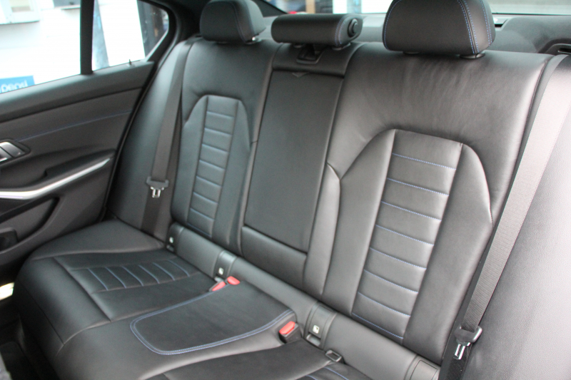 BMW 3シリーズ 320i Mｽﾎﾟｰﾂ ﾃﾞﾋﾞｭｰ&ｲﾉﾍﾞｰｼｮﾝ&ｺﾝﾌｫｰﾄP ﾋｰﾀｰ黒革 HUD ｼﾞｪｽﾁｬｰC ｵﾌﾟｼｮﾝ19AW 電動ﾄﾗﾝｸ Hifiｽﾋﾟｰｶｰ BMWﾗｲﾌﾞｺｯｸﾋﾟｯﾄ 置くだけ充電 LEDﾍｯﾄﾞﾗｲﾄ ｱﾝﾋﾞｴﾝﾄﾗｲﾄ 追従ACC ｽﾃｱﾘﾝｸﾞｻﾎﾟｰﾄ Applecarplay対応 ﾀｯﾁ画面ﾅﾋﾞ2年保証