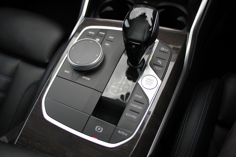 BMW 3シリーズ 320i Mｽﾎﾟｰﾂ ﾃﾞﾋﾞｭｰ&ｲﾉﾍﾞｰｼｮﾝ&ｺﾝﾌｫｰﾄP ﾋｰﾀｰ黒革 HUD ｼﾞｪｽﾁｬｰC ｵﾌﾟｼｮﾝ19AW 電動ﾄﾗﾝｸ Hifiｽﾋﾟｰｶｰ BMWﾗｲﾌﾞｺｯｸﾋﾟｯﾄ 置くだけ充電 LEDﾍｯﾄﾞﾗｲﾄ ｱﾝﾋﾞｴﾝﾄﾗｲﾄ 追従ACC ｽﾃｱﾘﾝｸﾞｻﾎﾟｰﾄ Applecarplay対応 ﾀｯﾁ画面ﾅﾋﾞ2年保証