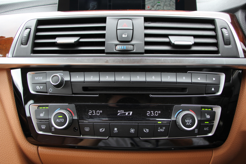 BMW 3シリーズ 320i ﾗｸﾞｼﾞｭｱﾘｰ 最終ﾓﾃﾞﾙ 8A新ｴﾝｼﾞﾝ 追従ACC ﾚｰﾝﾁｪﾝｼﾞ警告 LEDﾍｯﾄﾞﾗｲﾄ&ﾃｰﾙ ｺﾆｬｯｸﾚｻﾞｰ ｼｰﾄﾋｰﾀｰ 変更後ﾀｯﾁﾊﾟﾈﾙ対応ﾅﾋﾞ変更後ﾙｰﾑﾐﾗｰ Bluetooth接続 Bｶﾒﾗ 衝突軽減ﾌﾞﾚｰｷ 車線逸脱警告 歩行者警告 ｽﾏｰﾄｷｰ 2年保証