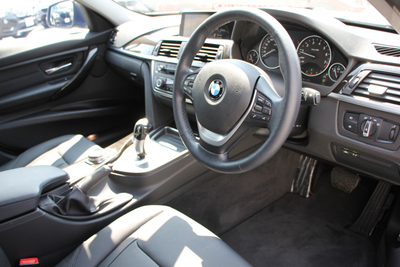 BMW 3シリーズ 320i ﾗｸﾞｼﾞｭｱﾘｰ 前期最終 追従ACC ﾋｰﾀｰ黒革 衝突軽減ﾌﾞﾚｰｷ 車線逸脱警告 歩行者警告 ﾌﾙｾｸﾞTV ﾀｯﾁﾊﾟｯﾄﾞ対応iﾄﾞﾗｲﾌﾞHDDﾅﾋﾞBｶﾒﾗ Bluetooth接続 ｽﾏｰﾄｷｰ ｷｾﾉﾝ ﾐﾗｰETC2.0 ECOPROﾓｰﾄﾞ8速AT 直噴ﾀｰﾎﾞｸﾛｰﾑﾗｲﾝｴｸｽﾃﾘｱ 2年保証