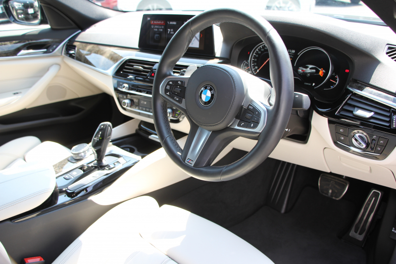 BMW 5シリーズ 530i Mｽﾎﾟｰﾂ ｲﾉﾍﾞｰｼｮﾝP 低走行4500km 高出力252馬力 ｻﾝﾙｰﾌ 全ﾋｰﾀｰ本革 HUD ﾜｲﾔﾚｽ充電 ｼﾞｪｽﾁｬｰC ﾃﾞｨｽﾌﾟﾚｲｷｰ 追従ACC ｽﾃｱﾘﾝｸﾞｻﾎﾟｰﾄ ﾀｯﾁ画面HDDﾅﾋﾞTV 360度ｶﾒﾗ 電動ﾄﾗﾝｸ LEDﾍｯﾄﾞﾗｲﾄ 2年保証