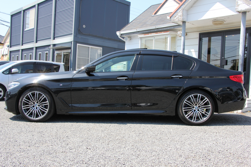 BMW 5シリーズ 530i Mｽﾎﾟｰﾂ ｲﾉﾍﾞｰｼｮﾝP 低走行4500km 高出力252馬力 ｻﾝﾙｰﾌ 全ﾋｰﾀｰ本革 HUD ﾜｲﾔﾚｽ充電 ｼﾞｪｽﾁｬｰC ﾃﾞｨｽﾌﾟﾚｲｷｰ 追従ACC ｽﾃｱﾘﾝｸﾞｻﾎﾟｰﾄ ﾀｯﾁ画面HDDﾅﾋﾞTV 360度ｶﾒﾗ 電動ﾄﾗﾝｸ LEDﾍｯﾄﾞﾗｲﾄ 2年保証