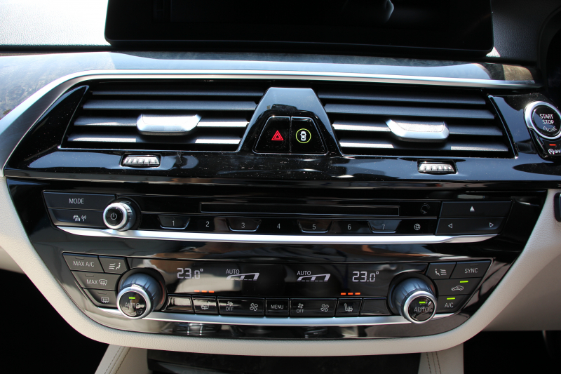 BMW 5シリーズ 530i Mｽﾎﾟｰﾂ ｲﾉﾍﾞｰｼｮﾝP 低走行4500km 高出力252馬力 ｻﾝﾙｰﾌ 全ﾋｰﾀｰ本革 HUD ﾜｲﾔﾚｽ充電 ｼﾞｪｽﾁｬｰC ﾃﾞｨｽﾌﾟﾚｲｷｰ 追従ACC ｽﾃｱﾘﾝｸﾞｻﾎﾟｰﾄ ﾀｯﾁ画面HDDﾅﾋﾞTV 360度ｶﾒﾗ 電動ﾄﾗﾝｸ LEDﾍｯﾄﾞﾗｲﾄ 2年保証