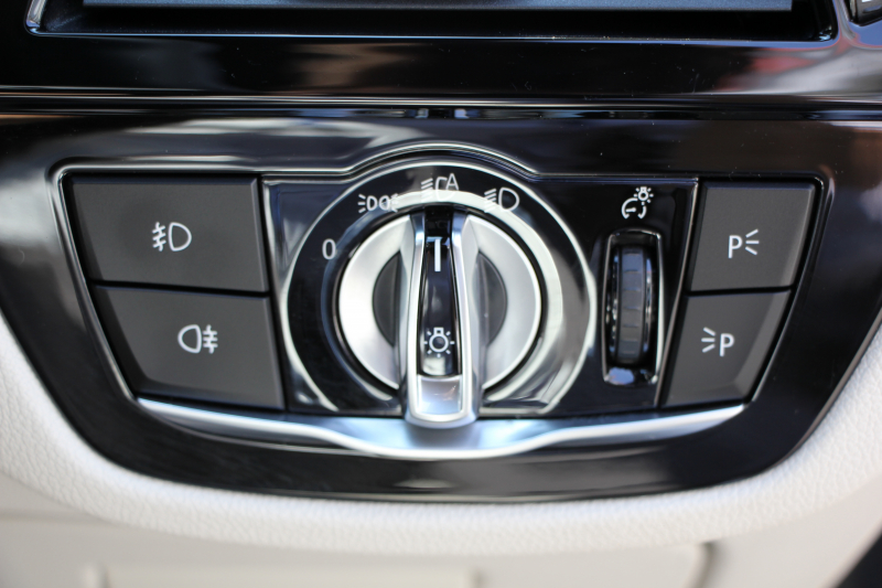 BMW 5シリーズ 530i Mｽﾎﾟｰﾂ ｲﾉﾍﾞｰｼｮﾝP 低走行4500km 高出力252馬力 ｻﾝﾙｰﾌ 全ﾋｰﾀｰ本革 HUD ﾜｲﾔﾚｽ充電 ｼﾞｪｽﾁｬｰC ﾃﾞｨｽﾌﾟﾚｲｷｰ 追従ACC ｽﾃｱﾘﾝｸﾞｻﾎﾟｰﾄ ﾀｯﾁ画面HDDﾅﾋﾞTV 360度ｶﾒﾗ 電動ﾄﾗﾝｸ LEDﾍｯﾄﾞﾗｲﾄ 2年保証