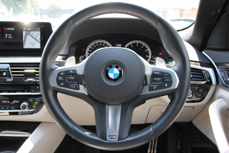 BMW 5シリーズ 530i Mｽﾎﾟｰﾂ ｲﾉﾍﾞｰｼｮﾝP 低走行4500km 高出力252馬力 ｻﾝﾙｰﾌ 全ﾋｰﾀｰ本革 HUD ﾜｲﾔﾚｽ充電 ｼﾞｪｽﾁｬｰC ﾃﾞｨｽﾌﾟﾚｲｷｰ 追従ACC ｽﾃｱﾘﾝｸﾞｻﾎﾟｰﾄ ﾀｯﾁ画面HDDﾅﾋﾞTV 360度ｶﾒﾗ 電動ﾄﾗﾝｸ LEDﾍｯﾄﾞﾗｲﾄ 2年保証