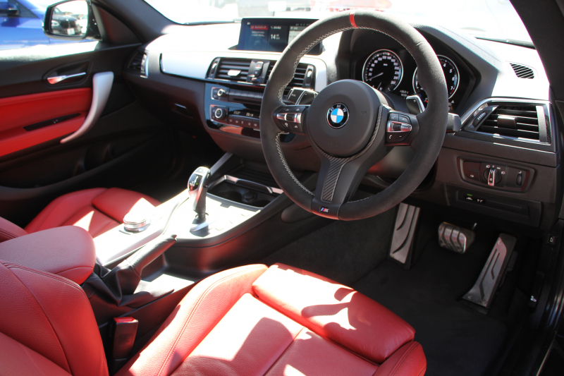 BMW 2シリーズ M240i ｸｰﾍﾟ後期 ﾌｪｲｽﾘﾌﾄ後 ﾋｰﾀｰ赤革 直6ﾀｰﾎﾞ340馬力 B58新ｴﾝｼﾞﾝ ｱﾀﾞﾌﾟﾃｨﾌﾞMｻｽ 追従ACC LEDﾍｯﾄﾞﾗｲﾄ&ﾃｰﾙ ﾀｯﾁ画面HDDﾅﾋﾞPｱｼｽﾄ 衝突軽減ﾌﾞﾚｰｷ 車線逸脱警告 歩行者警告 ﾊﾟﾄﾞﾙｼﾌﾄ ｽﾏｰﾄｷｰ 専用18AW&ﾌﾞﾚｰｷ 2年保証