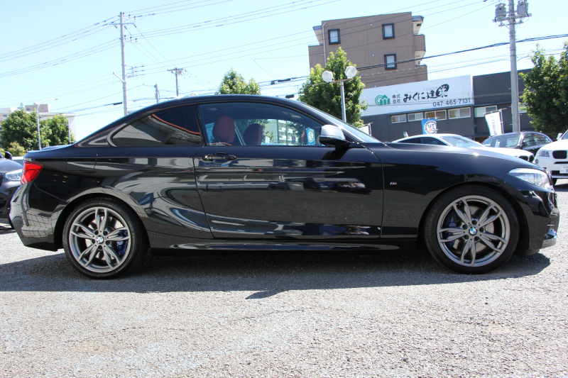 BMW 2シリーズ M240i ｸｰﾍﾟ後期 ﾌｪｲｽﾘﾌﾄ後 ﾋｰﾀｰ赤革 直6ﾀｰﾎﾞ340馬力 B58新ｴﾝｼﾞﾝ ｱﾀﾞﾌﾟﾃｨﾌﾞMｻｽ 追従ACC LEDﾍｯﾄﾞﾗｲﾄ&ﾃｰﾙ ﾀｯﾁ画面HDDﾅﾋﾞPｱｼｽﾄ 衝突軽減ﾌﾞﾚｰｷ 車線逸脱警告 歩行者警告 ﾊﾟﾄﾞﾙｼﾌﾄ ｽﾏｰﾄｷｰ 専用18AW&ﾌﾞﾚｰｷ 2年保証