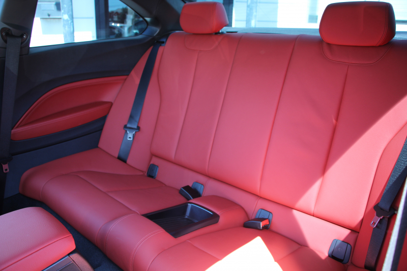 BMW 2シリーズ M240i ｸｰﾍﾟ後期 ﾌｪｲｽﾘﾌﾄ後 ﾋｰﾀｰ赤革 直6ﾀｰﾎﾞ340馬力 B58新ｴﾝｼﾞﾝ ｱﾀﾞﾌﾟﾃｨﾌﾞMｻｽ 追従ACC LEDﾍｯﾄﾞﾗｲﾄ&ﾃｰﾙ ﾀｯﾁ画面HDDﾅﾋﾞPｱｼｽﾄ 衝突軽減ﾌﾞﾚｰｷ 車線逸脱警告 歩行者警告 ﾊﾟﾄﾞﾙｼﾌﾄ ｽﾏｰﾄｷｰ 専用18AW&ﾌﾞﾚｰｷ 2年保証