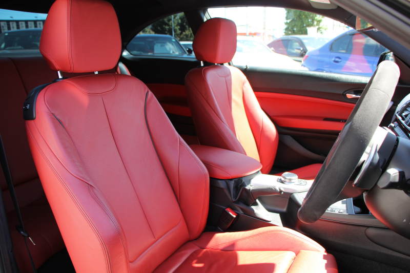 BMW 2シリーズ M240i ｸｰﾍﾟ後期 ﾌｪｲｽﾘﾌﾄ後 ﾋｰﾀｰ赤革 直6ﾀｰﾎﾞ340馬力 B58新ｴﾝｼﾞﾝ ｱﾀﾞﾌﾟﾃｨﾌﾞMｻｽ 追従ACC LEDﾍｯﾄﾞﾗｲﾄ&ﾃｰﾙ ﾀｯﾁ画面HDDﾅﾋﾞPｱｼｽﾄ 衝突軽減ﾌﾞﾚｰｷ 車線逸脱警告 歩行者警告 ﾊﾟﾄﾞﾙｼﾌﾄ ｽﾏｰﾄｷｰ 専用18AW&ﾌﾞﾚｰｷ 2年保証