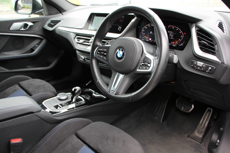 BMW 2シリーズ M235i Xdrive ｸﾞﾗﾝｸｰﾍﾟｾﾚｸﾄP 1ｵﾅ 新車保証 306馬力 4WD ｱﾀﾞﾌﾟﾃｨﾌﾞMｻｽ Mｽﾎﾟｰﾂｼｰﾄ Hi-fiｽﾋﾟｰｶｰ Mｽﾎﾟｰﾂﾌﾞﾚｰｷ 追従ACC 後退ｱｼｽﾄ LEDﾍｯﾄﾞﾗｲﾄ ｵｰﾄﾊｲﾋﾞｰﾑ 専用18AW Applecarplay対応 HDDﾅﾋﾞPｱｼｽﾄ BMWﾗｲﾌﾞｺｯｸﾋﾟｯﾄ