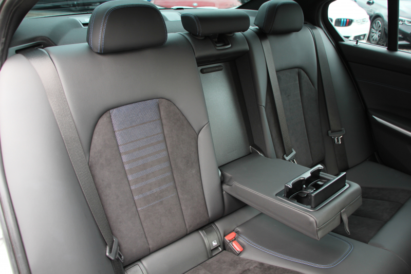 BMW 3シリーズ 320d Xdrive Mｽﾎﾟｰﾂ ｺﾝﾌｫｰﾄP 4WD 1ｵ-ﾅ Pｱｼｽﾄﾌﾟﾗｽ 360度ｶﾒﾗ BMWﾗｲﾌﾞｺｯｸﾋﾟｯﾄﾞﾀｯﾁ画面ﾅﾋﾞApplecarplay対応 ﾜｲﾔﾚｽ充電 LEDﾍｯﾄﾞﾗｲﾄ ｵｰﾄﾊｲﾋﾞｰﾑ 追従ACC ｽﾃｱﾘﾝｸﾞｻﾎﾟｰﾄ ﾚｰﾝﾁｪﾝｼﾞ警告 ｼｰﾄﾋｰﾀｰ 2年保証