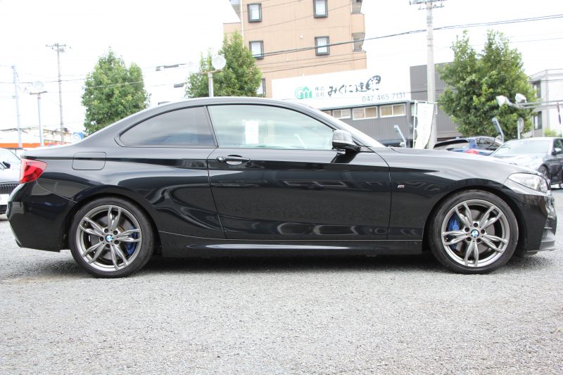 BMW 2シリーズ M240i ｸｰﾍﾟ直6ﾀｰﾎﾞB58新ｴﾝｼﾞﾝ 340馬力 MPerformanceｽﾎﾟｲﾗｰ REMUSﾏﾌﾗｰ ｱﾀﾞﾌﾟﾃｨﾌﾞMｻｽ Mｽﾎﾟｰﾂﾌﾞﾚｰｷ 専用18AW HDDﾅﾋﾞPｱｼｽﾄ Bｶﾒﾗ 8速AT 衝突軽減ﾌﾞﾚｰｷ 車線逸脱警告 歩行者警告 ﾌﾞﾚｰｷ付ｸﾙｺﾝ ｽﾏｰﾄｷｰ ﾊﾟﾄﾞﾙｼﾌﾄ 2年保証