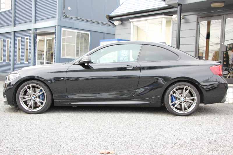 BMW 2シリーズ M240i ｸｰﾍﾟ直6ﾀｰﾎﾞB58新ｴﾝｼﾞﾝ 340馬力 MPerformanceｽﾎﾟｲﾗｰ REMUSﾏﾌﾗｰ ｱﾀﾞﾌﾟﾃｨﾌﾞMｻｽ Mｽﾎﾟｰﾂﾌﾞﾚｰｷ 専用18AW HDDﾅﾋﾞPｱｼｽﾄ Bｶﾒﾗ 8速AT 衝突軽減ﾌﾞﾚｰｷ 車線逸脱警告 歩行者警告 ﾌﾞﾚｰｷ付ｸﾙｺﾝ ｽﾏｰﾄｷｰ ﾊﾟﾄﾞﾙｼﾌﾄ 2年保証
