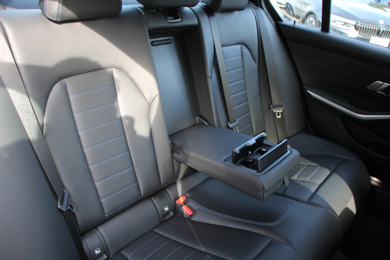 BMW 3シリーズ 320i Mｽﾎﾟｰﾂ ﾃﾞﾋﾞｭｰ&ｲﾉﾍﾞｰｼｮﾝ&ｺﾝﾌｫｰﾄP ﾌﾞﾙｰｽﾃｯﾁ黒革 ﾚｰｻﾞｰLEDﾗｲﾄ HUD ｼﾞｪｽﾁｬｰｺﾝﾄﾛｰﾙ 19AW 電動ﾄﾗﾝｸ 追従ACC ｽﾃｱﾘﾝｸﾞｻﾎﾟｰﾄ ﾀｯﾁ画面HDDﾅﾋﾞApplecarplay対応 後退ｱｼｽﾄ ﾌﾞﾗｯｸｷﾄﾞﾆｰｸﾞﾘﾙ 2年保証