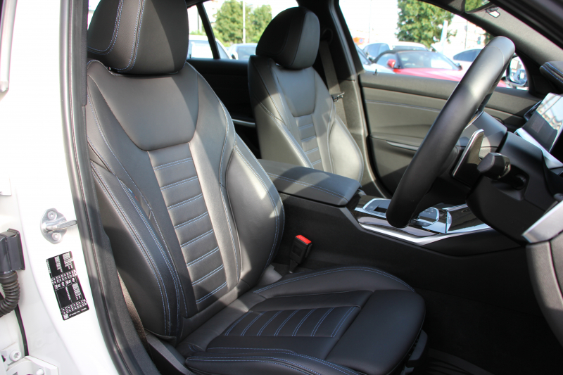 BMW 3シリーズ 320i Mｽﾎﾟｰﾂ ﾃﾞﾋﾞｭｰ&ｲﾉﾍﾞｰｼｮﾝ&ｺﾝﾌｫｰﾄP ﾌﾞﾙｰｽﾃｯﾁ黒革 ﾚｰｻﾞｰLEDﾗｲﾄ HUD ｼﾞｪｽﾁｬｰｺﾝﾄﾛｰﾙ 19AW 電動ﾄﾗﾝｸ 追従ACC ｽﾃｱﾘﾝｸﾞｻﾎﾟｰﾄ ﾀｯﾁ画面HDDﾅﾋﾞApplecarplay対応 後退ｱｼｽﾄ ﾌﾞﾗｯｸｷﾄﾞﾆｰｸﾞﾘﾙ 2年保証