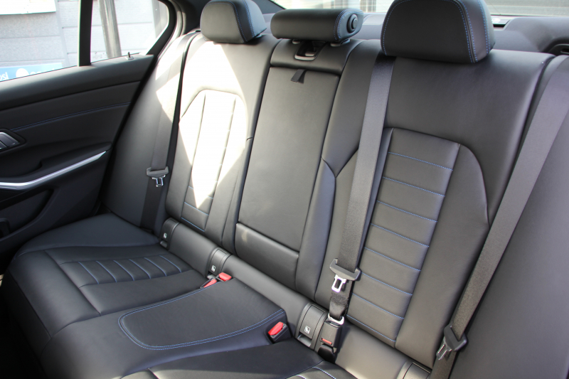 BMW 3シリーズ 320i Mｽﾎﾟｰﾂ ﾃﾞﾋﾞｭｰ&ｲﾉﾍﾞｰｼｮﾝ&ｺﾝﾌｫｰﾄP ﾌﾞﾙｰｽﾃｯﾁ黒革 ﾚｰｻﾞｰLEDﾗｲﾄ HUD ｼﾞｪｽﾁｬｰｺﾝﾄﾛｰﾙ 19AW 電動ﾄﾗﾝｸ 追従ACC ｽﾃｱﾘﾝｸﾞｻﾎﾟｰﾄ ﾀｯﾁ画面HDDﾅﾋﾞApplecarplay対応 後退ｱｼｽﾄ ﾌﾞﾗｯｸｷﾄﾞﾆｰｸﾞﾘﾙ 2年保証