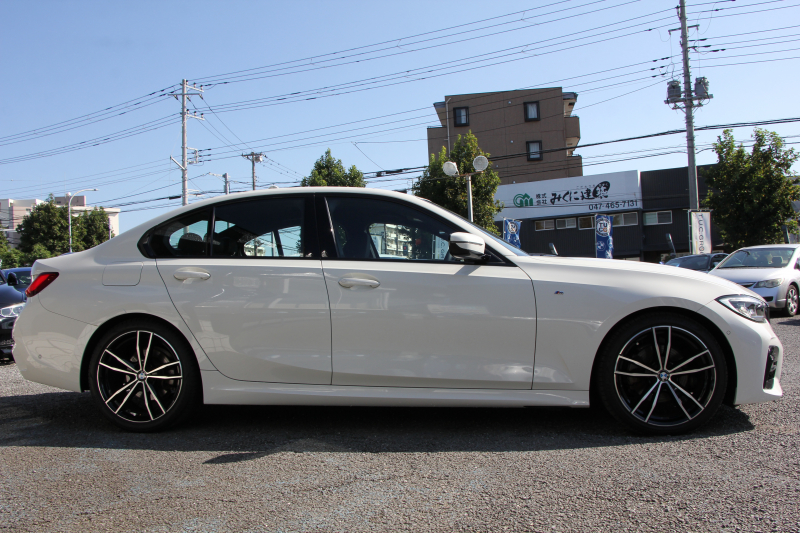 BMW 3シリーズ 320i Mｽﾎﾟｰﾂ ﾃﾞﾋﾞｭｰ&ｲﾉﾍﾞｰｼｮﾝ&ｺﾝﾌｫｰﾄP ﾌﾞﾙｰｽﾃｯﾁ黒革 ﾚｰｻﾞｰLEDﾗｲﾄ HUD ｼﾞｪｽﾁｬｰｺﾝﾄﾛｰﾙ 19AW 電動ﾄﾗﾝｸ 追従ACC ｽﾃｱﾘﾝｸﾞｻﾎﾟｰﾄ ﾀｯﾁ画面HDDﾅﾋﾞApplecarplay対応 後退ｱｼｽﾄ ﾌﾞﾗｯｸｷﾄﾞﾆｰｸﾞﾘﾙ 2年保証