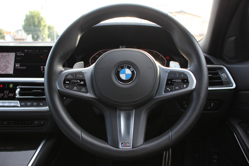 BMW 3シリーズ 320i Mｽﾎﾟｰﾂ ﾃﾞﾋﾞｭｰ&ｲﾉﾍﾞｰｼｮﾝ&ｺﾝﾌｫｰﾄP ﾌﾞﾙｰｽﾃｯﾁ黒革 ﾚｰｻﾞｰLEDﾗｲﾄ HUD ｼﾞｪｽﾁｬｰｺﾝﾄﾛｰﾙ 19AW 電動ﾄﾗﾝｸ 追従ACC ｽﾃｱﾘﾝｸﾞｻﾎﾟｰﾄ ﾀｯﾁ画面HDDﾅﾋﾞApplecarplay対応 後退ｱｼｽﾄ ﾌﾞﾗｯｸｷﾄﾞﾆｰｸﾞﾘﾙ 2年保証