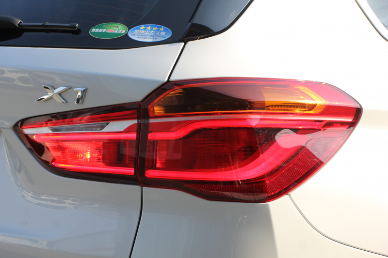 BMW X1 Sdrive18i ﾌｧｯｼｮﾆｽﾀ ｺﾝﾌｫｰﾄP 限定車 真珠色 追従ACC ﾍﾞｰｼﾞｭ革 ｼｰﾄﾋｰﾀｰ LEDﾍｯﾄﾞﾗｲﾄ 衝突軽減ﾌﾞﾚｰｷ 車線逸脱警告 歩行者警告 電動ﾄﾗﾝｸ Pｱｼｽﾄ iﾄﾞﾗｲﾌﾞHDDﾅﾋﾞBｶﾒﾗ 専用18AW Bluetooth接続 2年保証