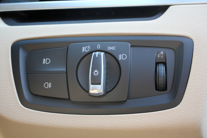 BMW X1 Sdrive18i ﾌｧｯｼｮﾆｽﾀ ｺﾝﾌｫｰﾄP 限定車 真珠色 追従ACC ﾍﾞｰｼﾞｭ革 ｼｰﾄﾋｰﾀｰ LEDﾍｯﾄﾞﾗｲﾄ 衝突軽減ﾌﾞﾚｰｷ 車線逸脱警告 歩行者警告 電動ﾄﾗﾝｸ Pｱｼｽﾄ iﾄﾞﾗｲﾌﾞHDDﾅﾋﾞBｶﾒﾗ 専用18AW Bluetooth接続 2年保証