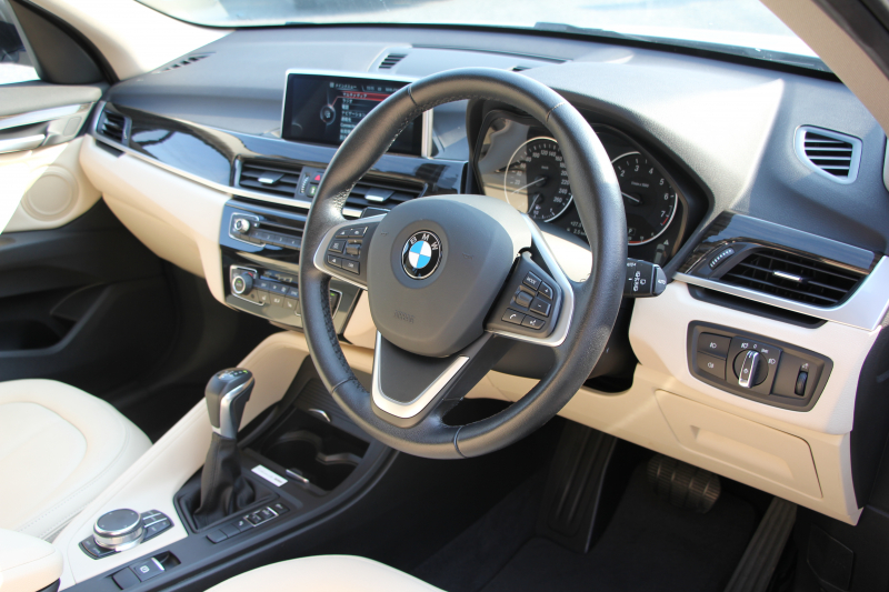 BMW X1 Sdrive18i ﾌｧｯｼｮﾆｽﾀ ｺﾝﾌｫｰﾄP 限定車 真珠色 追従ACC ﾍﾞｰｼﾞｭ革 ｼｰﾄﾋｰﾀｰ LEDﾍｯﾄﾞﾗｲﾄ 衝突軽減ﾌﾞﾚｰｷ 車線逸脱警告 歩行者警告 電動ﾄﾗﾝｸ Pｱｼｽﾄ iﾄﾞﾗｲﾌﾞHDDﾅﾋﾞBｶﾒﾗ 専用18AW Bluetooth接続 2年保証