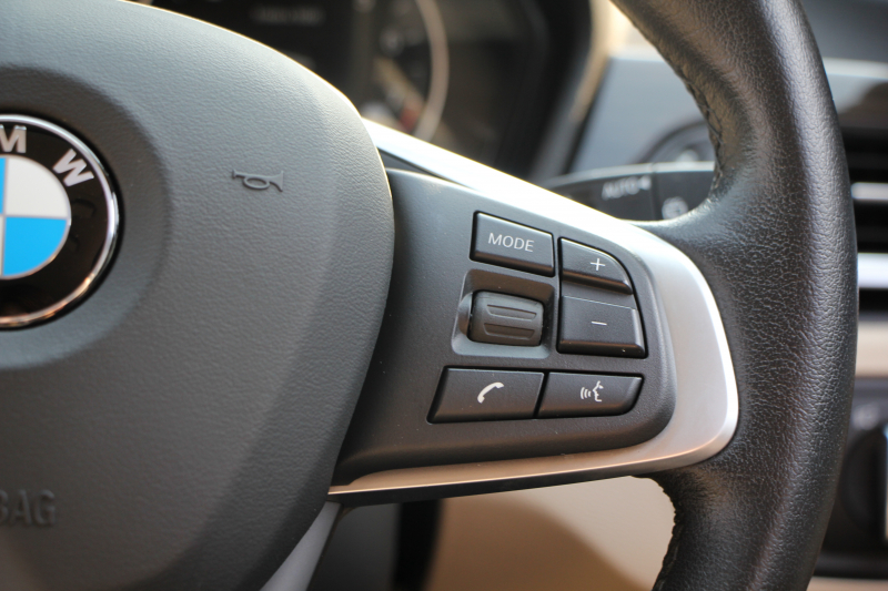 BMW X1 Sdrive18i ﾌｧｯｼｮﾆｽﾀ ｺﾝﾌｫｰﾄP 限定車 真珠色 追従ACC ﾍﾞｰｼﾞｭ革 ｼｰﾄﾋｰﾀｰ LEDﾍｯﾄﾞﾗｲﾄ 衝突軽減ﾌﾞﾚｰｷ 車線逸脱警告 歩行者警告 電動ﾄﾗﾝｸ Pｱｼｽﾄ iﾄﾞﾗｲﾌﾞHDDﾅﾋﾞBｶﾒﾗ 専用18AW Bluetooth接続 2年保証