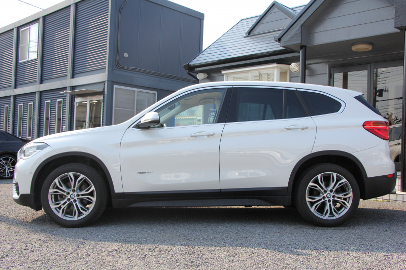 BMW X1 Sdrive18i ﾌｧｯｼｮﾆｽﾀ ｺﾝﾌｫｰﾄP 限定車 真珠色 追従ACC ﾍﾞｰｼﾞｭ革 ｼｰﾄﾋｰﾀｰ LEDﾍｯﾄﾞﾗｲﾄ 衝突軽減ﾌﾞﾚｰｷ 車線逸脱警告 歩行者警告 電動ﾄﾗﾝｸ Pｱｼｽﾄ iﾄﾞﾗｲﾌﾞHDDﾅﾋﾞBｶﾒﾗ 専用18AW Bluetooth接続 2年保証