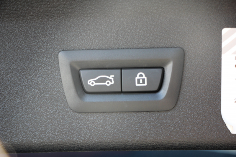 BMW X1 Sdrive18i ﾌｧｯｼｮﾆｽﾀ ｺﾝﾌｫｰﾄP 限定車 真珠色 追従ACC ﾍﾞｰｼﾞｭ革 ｼｰﾄﾋｰﾀｰ LEDﾍｯﾄﾞﾗｲﾄ 衝突軽減ﾌﾞﾚｰｷ 車線逸脱警告 歩行者警告 電動ﾄﾗﾝｸ Pｱｼｽﾄ iﾄﾞﾗｲﾌﾞHDDﾅﾋﾞBｶﾒﾗ 専用18AW Bluetooth接続 2年保証