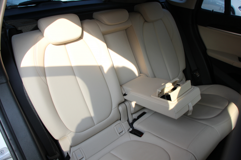 BMW X1 Sdrive18i ﾌｧｯｼｮﾆｽﾀ ｺﾝﾌｫｰﾄP 限定車 真珠色 追従ACC ﾍﾞｰｼﾞｭ革 ｼｰﾄﾋｰﾀｰ LEDﾍｯﾄﾞﾗｲﾄ 衝突軽減ﾌﾞﾚｰｷ 車線逸脱警告 歩行者警告 電動ﾄﾗﾝｸ Pｱｼｽﾄ iﾄﾞﾗｲﾌﾞHDDﾅﾋﾞBｶﾒﾗ 専用18AW Bluetooth接続 2年保証