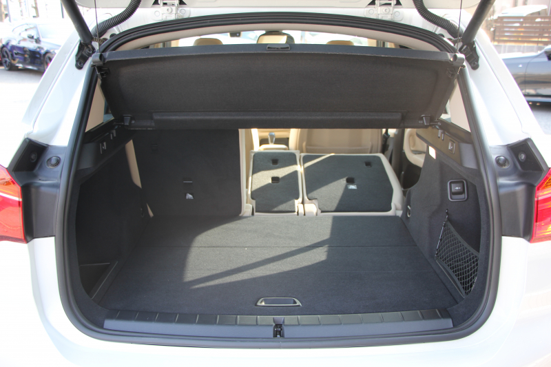 BMW X1 Sdrive18i ﾌｧｯｼｮﾆｽﾀ ｺﾝﾌｫｰﾄP 限定車 真珠色 追従ACC ﾍﾞｰｼﾞｭ革 ｼｰﾄﾋｰﾀｰ LEDﾍｯﾄﾞﾗｲﾄ 衝突軽減ﾌﾞﾚｰｷ 車線逸脱警告 歩行者警告 電動ﾄﾗﾝｸ Pｱｼｽﾄ iﾄﾞﾗｲﾌﾞHDDﾅﾋﾞBｶﾒﾗ 専用18AW Bluetooth接続 2年保証