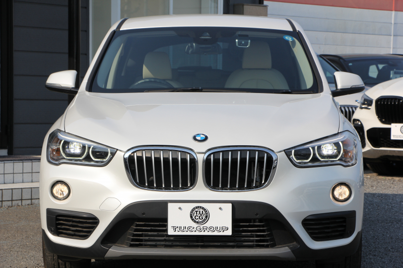 BMW X1 Sdrive18i ﾌｧｯｼｮﾆｽﾀ ｺﾝﾌｫｰﾄP 限定車 真珠色 追従ACC ﾍﾞｰｼﾞｭ革 ｼｰﾄﾋｰﾀｰ LEDﾍｯﾄﾞﾗｲﾄ 衝突軽減ﾌﾞﾚｰｷ 車線逸脱警告 歩行者警告 電動ﾄﾗﾝｸ Pｱｼｽﾄ iﾄﾞﾗｲﾌﾞHDDﾅﾋﾞBｶﾒﾗ 専用18AW Bluetooth接続 2年保証