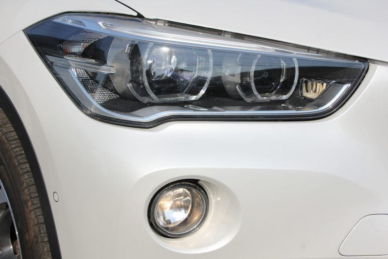 BMW X1 Sdrive18i ﾌｧｯｼｮﾆｽﾀ ｺﾝﾌｫｰﾄP 限定車 真珠色 追従ACC ﾍﾞｰｼﾞｭ革 ｼｰﾄﾋｰﾀｰ LEDﾍｯﾄﾞﾗｲﾄ 衝突軽減ﾌﾞﾚｰｷ 車線逸脱警告 歩行者警告 電動ﾄﾗﾝｸ Pｱｼｽﾄ iﾄﾞﾗｲﾌﾞHDDﾅﾋﾞBｶﾒﾗ 専用18AW Bluetooth接続 2年保証