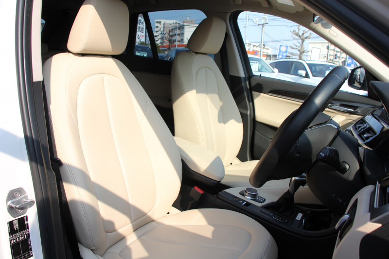 BMW X1 Sdrive18i ﾌｧｯｼｮﾆｽﾀ ｺﾝﾌｫｰﾄP 限定車 真珠色 追従ACC ﾍﾞｰｼﾞｭ革 ｼｰﾄﾋｰﾀｰ LEDﾍｯﾄﾞﾗｲﾄ 衝突軽減ﾌﾞﾚｰｷ 車線逸脱警告 歩行者警告 電動ﾄﾗﾝｸ Pｱｼｽﾄ iﾄﾞﾗｲﾌﾞHDDﾅﾋﾞBｶﾒﾗ 専用18AW Bluetooth接続 2年保証