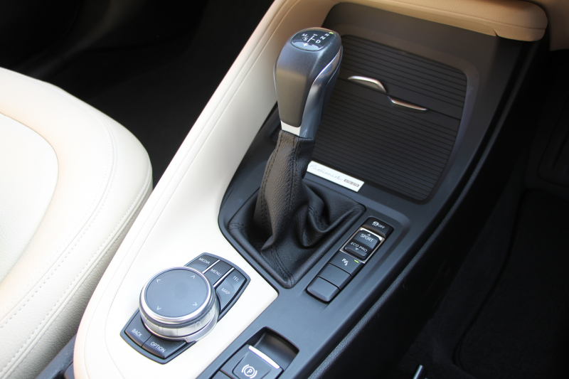 BMW X1 Sdrive18i ﾌｧｯｼｮﾆｽﾀ ｺﾝﾌｫｰﾄP 限定車 真珠色 追従ACC ﾍﾞｰｼﾞｭ革 ｼｰﾄﾋｰﾀｰ LEDﾍｯﾄﾞﾗｲﾄ 衝突軽減ﾌﾞﾚｰｷ 車線逸脱警告 歩行者警告 電動ﾄﾗﾝｸ Pｱｼｽﾄ iﾄﾞﾗｲﾌﾞHDDﾅﾋﾞBｶﾒﾗ 専用18AW Bluetooth接続 2年保証