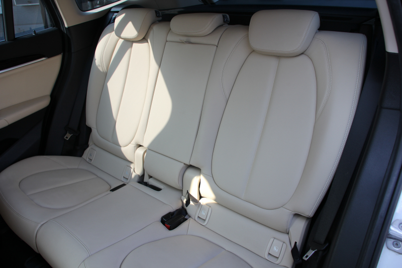 BMW X1 Sdrive18i ﾌｧｯｼｮﾆｽﾀ ｺﾝﾌｫｰﾄP 限定車 真珠色 追従ACC ﾍﾞｰｼﾞｭ革 ｼｰﾄﾋｰﾀｰ LEDﾍｯﾄﾞﾗｲﾄ 衝突軽減ﾌﾞﾚｰｷ 車線逸脱警告 歩行者警告 電動ﾄﾗﾝｸ Pｱｼｽﾄ iﾄﾞﾗｲﾌﾞHDDﾅﾋﾞBｶﾒﾗ 専用18AW Bluetooth接続 2年保証