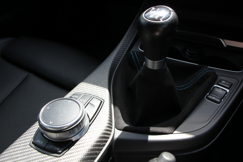 BMW Mシリーズ M2ｸｰﾍﾟ6速MT 後期LCI 370馬力 直6ﾀｰﾎﾞﾋｰﾀｰ黒革 LEDﾍｯﾄﾞﾗｲﾄ&ﾃｰﾙ ﾀｯﾁ画面HDDﾅﾋﾞBｶﾒﾗ 専用19AW 衝突軽減ﾌﾞﾚｰｷ 車線逸脱警告 歩行者警告 ﾌﾞﾚｰｷ付ｸﾙｺﾝ ｶｰﾎﾞﾝｲﾝﾃﾘｱﾄﾘﾑ ｽﾏｰﾄｷｰ 2年保証