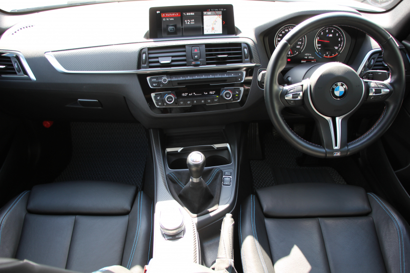 BMW Mシリーズ M2ｸｰﾍﾟ6速MT 後期LCI 370馬力 直6ﾀｰﾎﾞﾋｰﾀｰ黒革 LEDﾍｯﾄﾞﾗｲﾄ&ﾃｰﾙ ﾀｯﾁ画面HDDﾅﾋﾞBｶﾒﾗ 専用19AW 衝突軽減ﾌﾞﾚｰｷ 車線逸脱警告 歩行者警告 ﾌﾞﾚｰｷ付ｸﾙｺﾝ ｶｰﾎﾞﾝｲﾝﾃﾘｱﾄﾘﾑ ｽﾏｰﾄｷｰ 2年保証