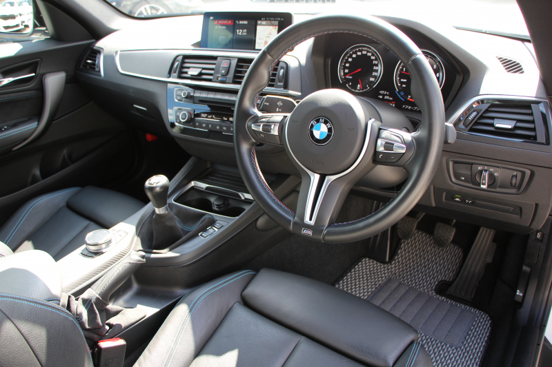 BMW Mシリーズ M2ｸｰﾍﾟ6速MT 後期LCI 370馬力 直6ﾀｰﾎﾞﾋｰﾀｰ黒革 LEDﾍｯﾄﾞﾗｲﾄ&ﾃｰﾙ ﾀｯﾁ画面HDDﾅﾋﾞBｶﾒﾗ 専用19AW 衝突軽減ﾌﾞﾚｰｷ 車線逸脱警告 歩行者警告 ﾌﾞﾚｰｷ付ｸﾙｺﾝ ｶｰﾎﾞﾝｲﾝﾃﾘｱﾄﾘﾑ ｽﾏｰﾄｷｰ 2年保証