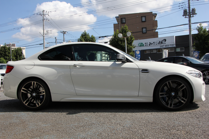 BMW Mシリーズ M2ｸｰﾍﾟ6速MT 後期LCI 370馬力 直6ﾀｰﾎﾞﾋｰﾀｰ黒革 LEDﾍｯﾄﾞﾗｲﾄ&ﾃｰﾙ ﾀｯﾁ画面HDDﾅﾋﾞBｶﾒﾗ 専用19AW 衝突軽減ﾌﾞﾚｰｷ 車線逸脱警告 歩行者警告 ﾌﾞﾚｰｷ付ｸﾙｺﾝ ｶｰﾎﾞﾝｲﾝﾃﾘｱﾄﾘﾑ ｽﾏｰﾄｷｰ 2年保証
