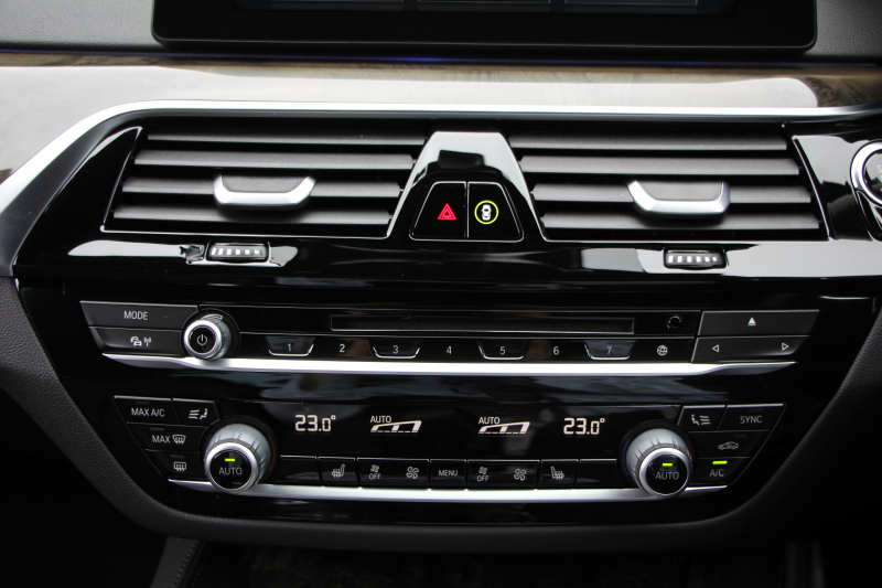 BMW 5シリーズ 523d Mｽﾎﾟｰﾂ ﾊｲﾗｲﾝ 全席ﾋｰﾀｰ黒革 追従ACC HUD ｽﾃｱﾘﾝｸﾞｻﾎﾟｰﾄ HDDﾅﾋﾞTV ｼﾞｪｽﾁｬｰｺﾝﾄﾛｰﾙ 置くだけ充電 Pｱｼｽﾄﾌﾟﾗｽ 360度ｶﾒﾗ ｽﾃｱﾘﾝｸﾞｻﾎﾟｰﾄ 液晶ﾒｰﾀｰ 電動ﾄﾗﾝｸ 2年保証