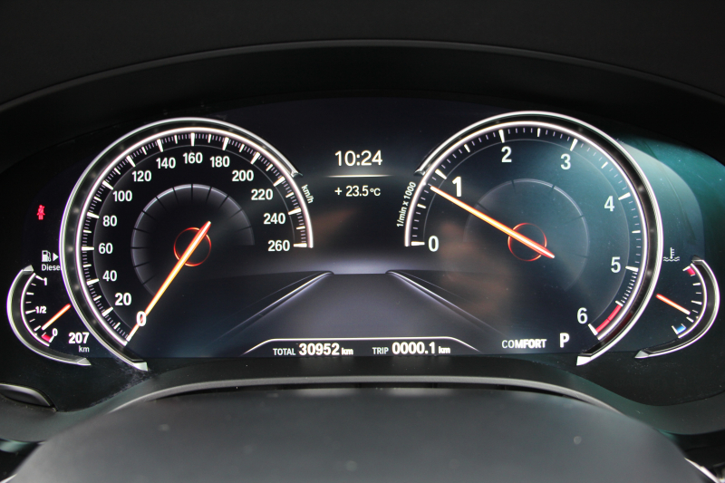 BMW 5シリーズ 523d Mｽﾎﾟｰﾂ ﾊｲﾗｲﾝ 全席ﾋｰﾀｰ黒革 追従ACC HUD ｽﾃｱﾘﾝｸﾞｻﾎﾟｰﾄ HDDﾅﾋﾞTV ｼﾞｪｽﾁｬｰｺﾝﾄﾛｰﾙ 置くだけ充電 Pｱｼｽﾄﾌﾟﾗｽ 360度ｶﾒﾗ ｽﾃｱﾘﾝｸﾞｻﾎﾟｰﾄ 液晶ﾒｰﾀｰ 電動ﾄﾗﾝｸ 2年保証