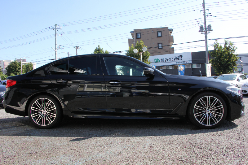 BMW 5シリーズ 523d Mｽﾎﾟｰﾂ ﾊｲﾗｲﾝ 全席ﾋｰﾀｰ黒革 追従ACC HUD ｽﾃｱﾘﾝｸﾞｻﾎﾟｰﾄ HDDﾅﾋﾞTV ｼﾞｪｽﾁｬｰｺﾝﾄﾛｰﾙ 置くだけ充電 Pｱｼｽﾄﾌﾟﾗｽ 360度ｶﾒﾗ ｽﾃｱﾘﾝｸﾞｻﾎﾟｰﾄ 液晶ﾒｰﾀｰ 電動ﾄﾗﾝｸ 2年保証