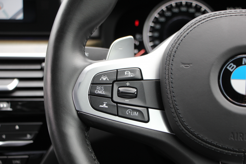 BMW 5シリーズ 523d Mｽﾎﾟｰﾂ ﾊｲﾗｲﾝ 全席ﾋｰﾀｰ黒革 追従ACC HUD ｽﾃｱﾘﾝｸﾞｻﾎﾟｰﾄ HDDﾅﾋﾞTV ｼﾞｪｽﾁｬｰｺﾝﾄﾛｰﾙ 置くだけ充電 Pｱｼｽﾄﾌﾟﾗｽ 360度ｶﾒﾗ ｽﾃｱﾘﾝｸﾞｻﾎﾟｰﾄ 液晶ﾒｰﾀｰ 電動ﾄﾗﾝｸ 2年保証