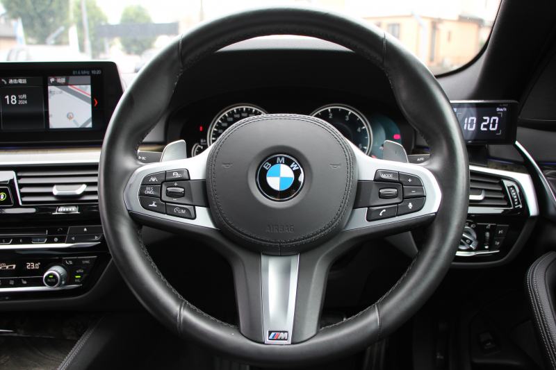 BMW 5シリーズ 523d Mｽﾎﾟｰﾂ ﾊｲﾗｲﾝ 全席ﾋｰﾀｰ黒革 追従ACC HUD ｽﾃｱﾘﾝｸﾞｻﾎﾟｰﾄ HDDﾅﾋﾞTV ｼﾞｪｽﾁｬｰｺﾝﾄﾛｰﾙ 置くだけ充電 Pｱｼｽﾄﾌﾟﾗｽ 360度ｶﾒﾗ ｽﾃｱﾘﾝｸﾞｻﾎﾟｰﾄ 液晶ﾒｰﾀｰ 電動ﾄﾗﾝｸ 2年保証