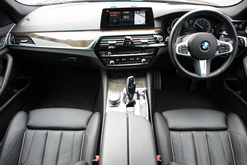 BMW 5シリーズ 523d Mｽﾎﾟｰﾂ ﾊｲﾗｲﾝ 全席ﾋｰﾀｰ黒革 追従ACC HUD ｽﾃｱﾘﾝｸﾞｻﾎﾟｰﾄ HDDﾅﾋﾞTV ｼﾞｪｽﾁｬｰｺﾝﾄﾛｰﾙ 置くだけ充電 Pｱｼｽﾄﾌﾟﾗｽ 360度ｶﾒﾗ ｽﾃｱﾘﾝｸﾞｻﾎﾟｰﾄ 液晶ﾒｰﾀｰ 電動ﾄﾗﾝｸ 2年保証