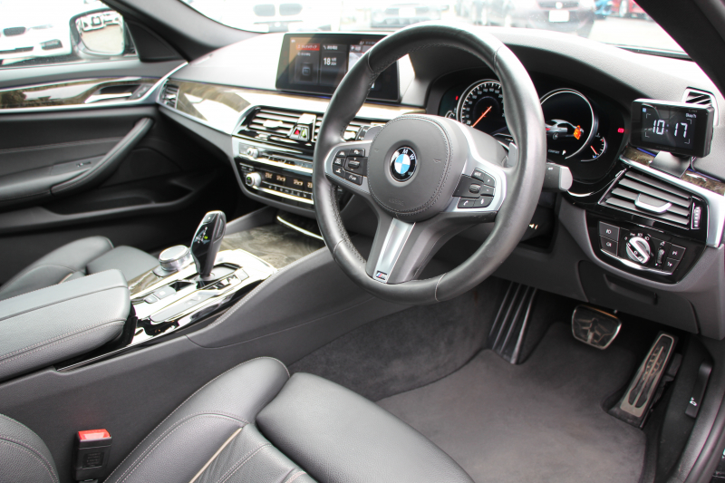 BMW 5シリーズ 523d Mｽﾎﾟｰﾂ ﾊｲﾗｲﾝ 全席ﾋｰﾀｰ黒革 追従ACC HUD ｽﾃｱﾘﾝｸﾞｻﾎﾟｰﾄ HDDﾅﾋﾞTV ｼﾞｪｽﾁｬｰｺﾝﾄﾛｰﾙ 置くだけ充電 Pｱｼｽﾄﾌﾟﾗｽ 360度ｶﾒﾗ ｽﾃｱﾘﾝｸﾞｻﾎﾟｰﾄ 液晶ﾒｰﾀｰ 電動ﾄﾗﾝｸ 2年保証