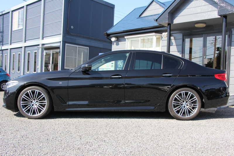 BMW 5シリーズ 523d Mｽﾎﾟｰﾂ ﾊｲﾗｲﾝ 全席ﾋｰﾀｰ黒革 追従ACC HUD ｽﾃｱﾘﾝｸﾞｻﾎﾟｰﾄ HDDﾅﾋﾞTV ｼﾞｪｽﾁｬｰｺﾝﾄﾛｰﾙ 置くだけ充電 Pｱｼｽﾄﾌﾟﾗｽ 360度ｶﾒﾗ ｽﾃｱﾘﾝｸﾞｻﾎﾟｰﾄ 液晶ﾒｰﾀｰ 電動ﾄﾗﾝｸ 2年保証