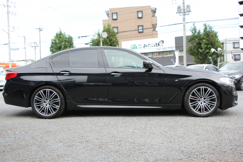BMW 5シリーズ 523i Mｽﾎﾟｰﾂ 追従ACC ｽﾃｱﾘﾝｸﾞｻﾎﾟｰﾄ LEDﾍｯﾄﾞﾗｲﾄ ｵｰﾄﾊｲﾋﾞｰﾑ 360度ｶﾒﾗ ﾀｯﾁ画面HDDﾅﾋﾞTV 電動ﾄﾗﾝｸ ﾊﾟﾄﾞﾙｼﾌﾄ 専用ｴｱﾛ 19AW ｽﾏｰﾄｷｰ Bluetooth接続 衝突軽減ﾌﾞﾚｰｷ 車線逸脱警告 歩行者警告 ｱﾝﾋﾞｴﾝﾄﾗｲﾄ 2年保証