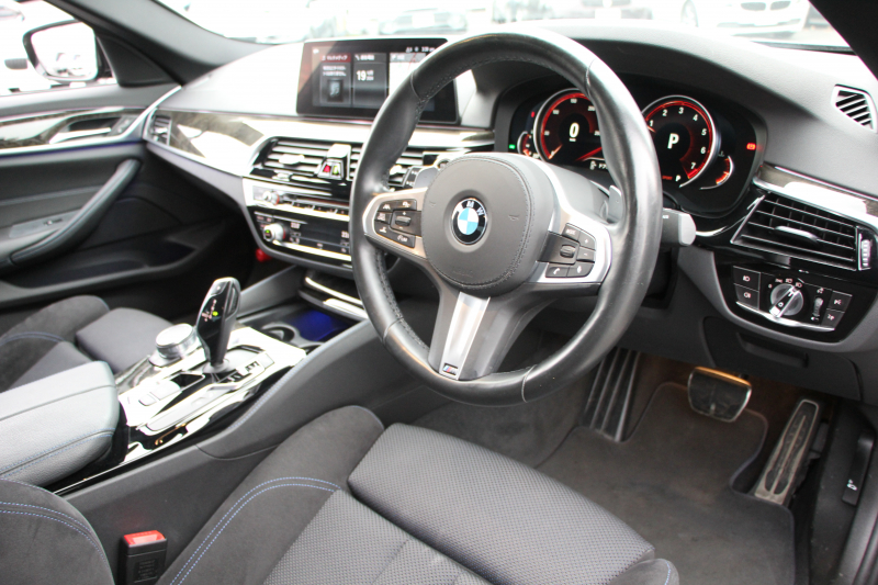 BMW 5シリーズ 523i Mｽﾎﾟｰﾂ 追従ACC ｽﾃｱﾘﾝｸﾞｻﾎﾟｰﾄ LEDﾍｯﾄﾞﾗｲﾄ ｵｰﾄﾊｲﾋﾞｰﾑ 360度ｶﾒﾗ ﾀｯﾁ画面HDDﾅﾋﾞTV 電動ﾄﾗﾝｸ ﾊﾟﾄﾞﾙｼﾌﾄ 専用ｴｱﾛ 19AW ｽﾏｰﾄｷｰ Bluetooth接続 衝突軽減ﾌﾞﾚｰｷ 車線逸脱警告 歩行者警告 ｱﾝﾋﾞｴﾝﾄﾗｲﾄ 2年保証